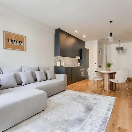Beautiful 2br In Center Of Apartment *